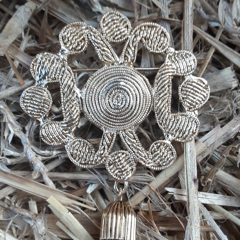 Large Gold Tone Rope Design Brooch - Picture 3 of 8